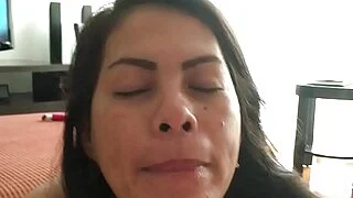MILF asiática cachonda