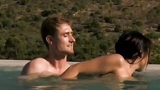 MILF asiática en el agua
